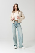 Chaqueta cazadora kaki clara con cuello trucker y bolsillos