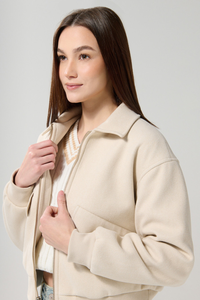 Chaqueta cazadora kaki clara con cuello trucker y bolsillos