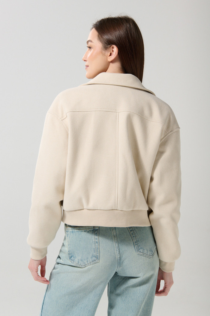 Chaqueta cazadora kaki clara con cuello trucker y bolsillos