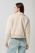 Chaqueta cazadora kaki clara con cuello trucker y bolsillos