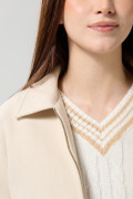 Chaqueta cazadora kaki clara con cuello trucker y bolsillos