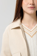 Chaqueta cazadora kaki clara con cuello trucker y bolsillos