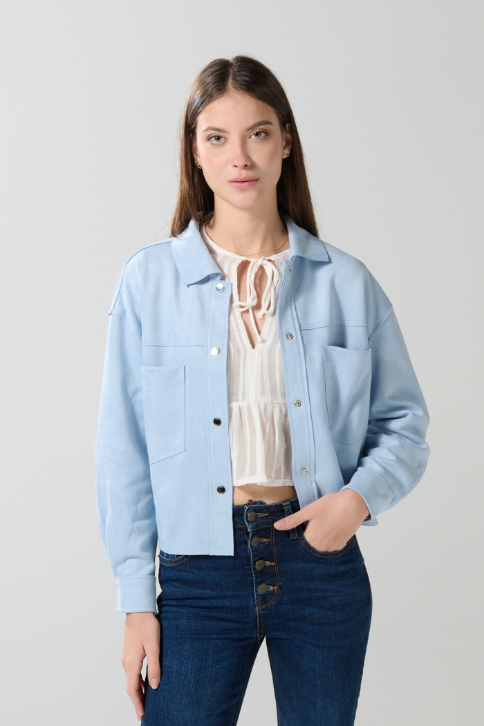 Chaqueta unicolor con broches, cuello trucker y bolsillos