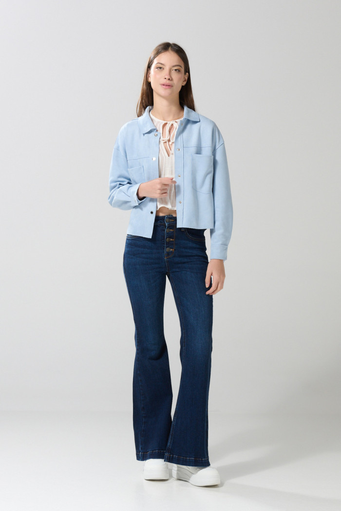 Chaqueta unicolor con broches, cuello trucker y bolsillos