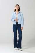 Chaqueta unicolor con broches, cuello trucker y bolsillos