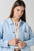 Chaqueta unicolor con broches, cuello trucker y bolsillos