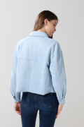 Chaqueta unicolor con broches, cuello trucker y bolsillos