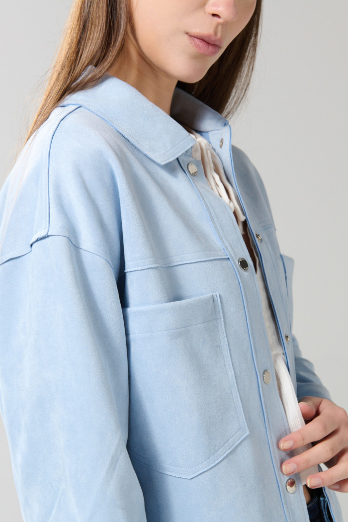 Chaqueta unicolor con broches, cuello trucker y bolsillos