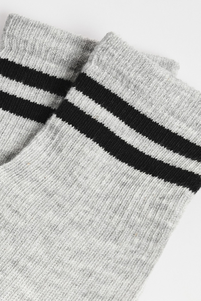 Medias cortas con texturas y rayas en contraste unicolores
