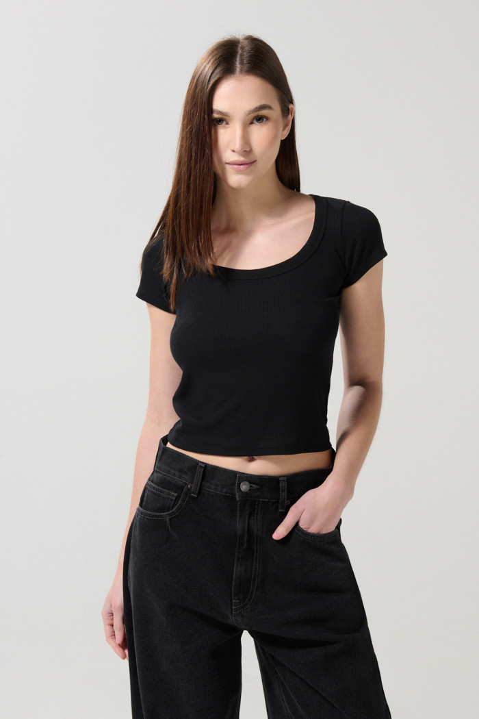 Camiseta acanalada unicolor ajustada con escote en U