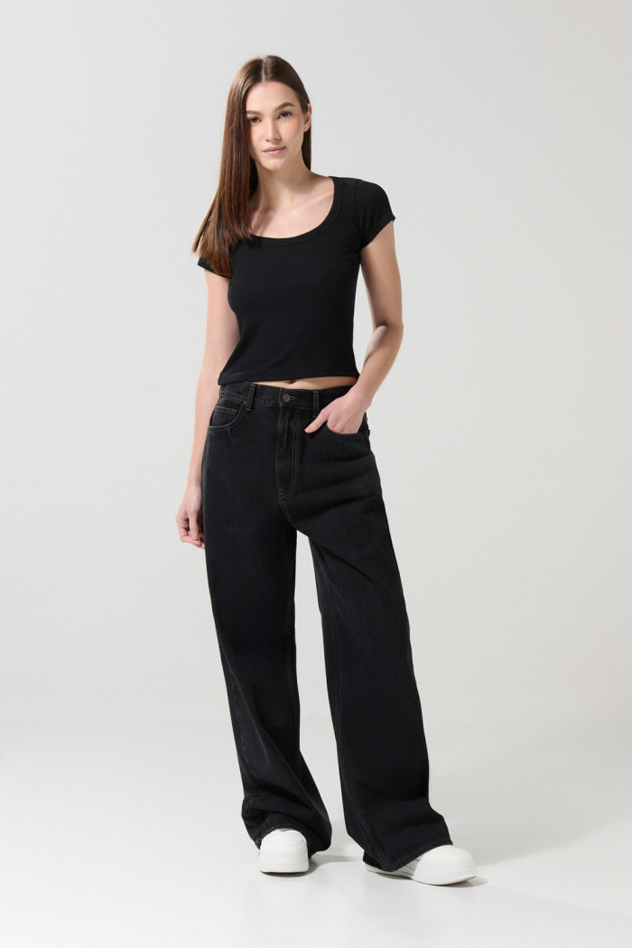Camiseta acanalada unicolor ajustada con escote en U