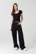Camiseta acanalada unicolor ajustada con escote en U