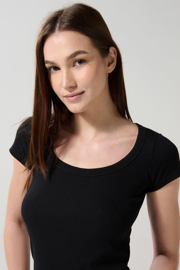 Camiseta acanalada unicolor ajustada con escote en U
