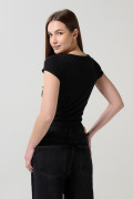 Camiseta acanalada unicolor ajustada con escote en U