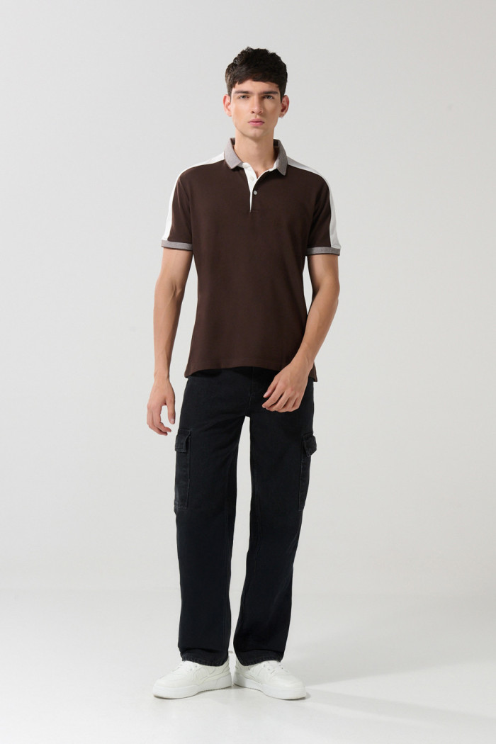 Camiseta polo unicolor con franjas en contraste