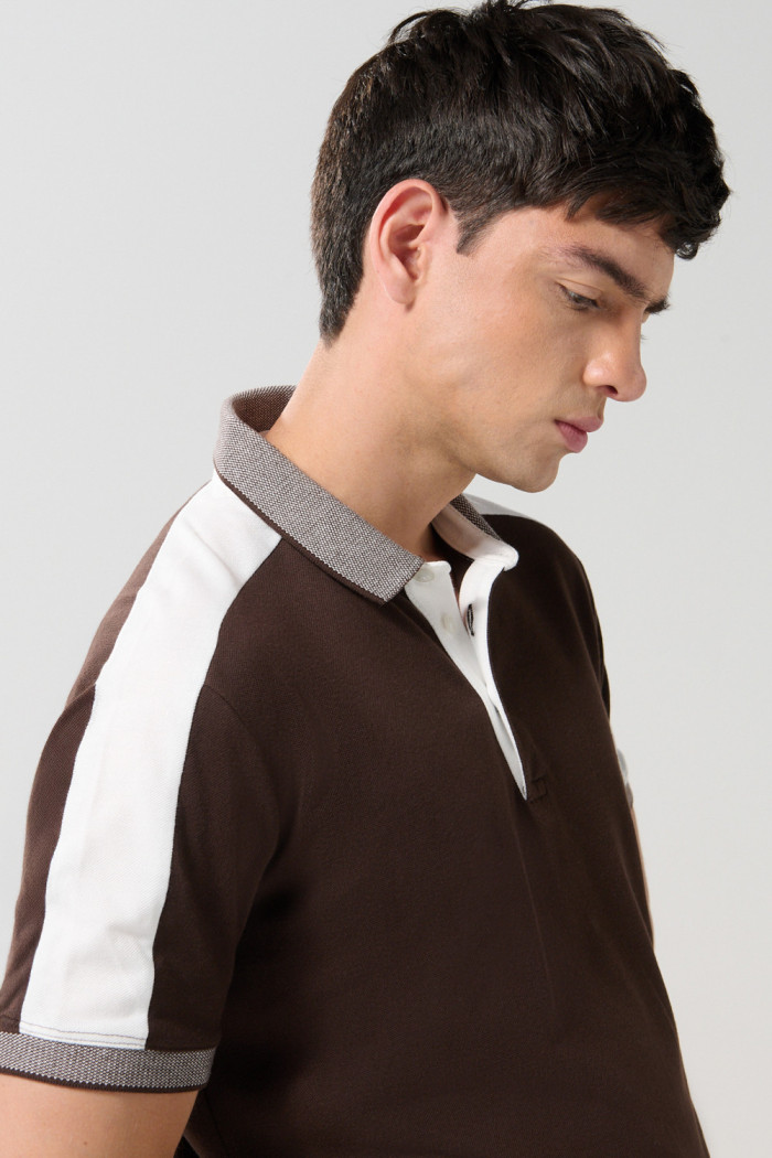 Camiseta polo unicolor con franjas en contraste