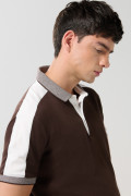 Camiseta polo unicolor con franjas en contraste