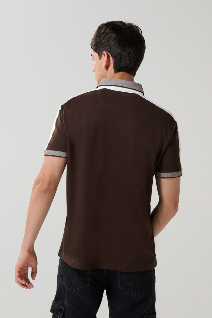 Camiseta polo unicolor con franjas en contraste