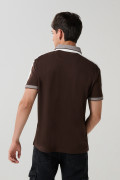 Camiseta polo unicolor con franjas en contraste