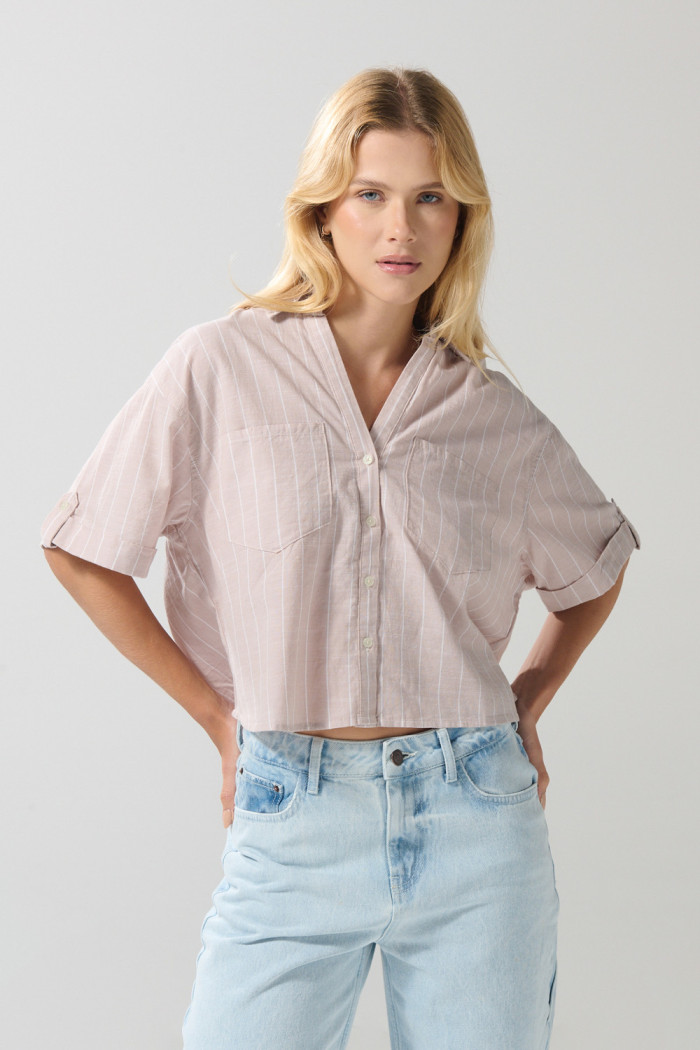 Blusa a rayas unicolor con cuello camisero y manga corta