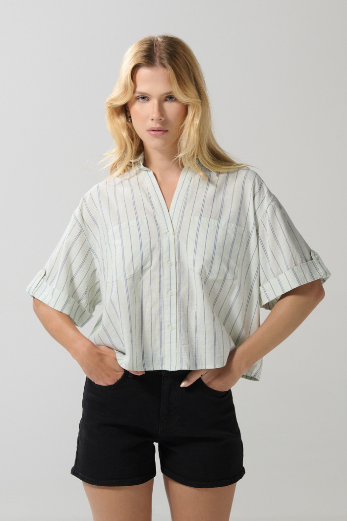 Blusa a rayas unicolor con cuello camisero y manga corta