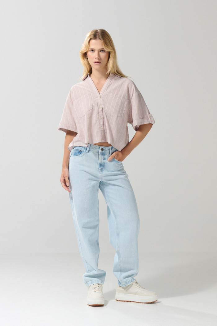 Blusa a rayas unicolor con cuello camisero y manga corta