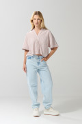 Blusa a rayas unicolor con cuello camisero y manga corta