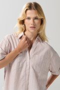 Blusa a rayas unicolor con cuello camisero y manga corta