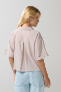 Blusa a rayas unicolor con cuello camisero y manga corta