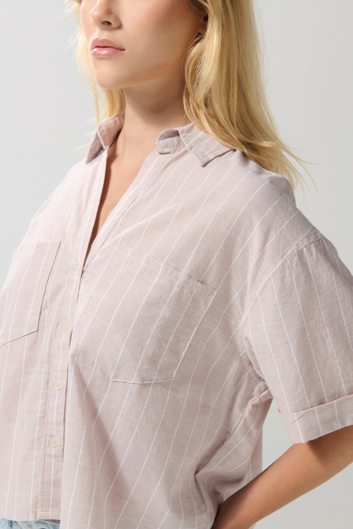 Blusa a rayas unicolor con cuello camisero y manga corta