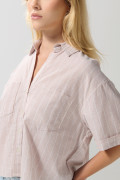 Blusa a rayas unicolor con cuello camisero y manga corta