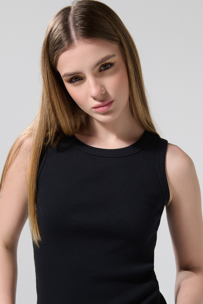 Camiseta acanalada unicolor ajustada con manga sisa