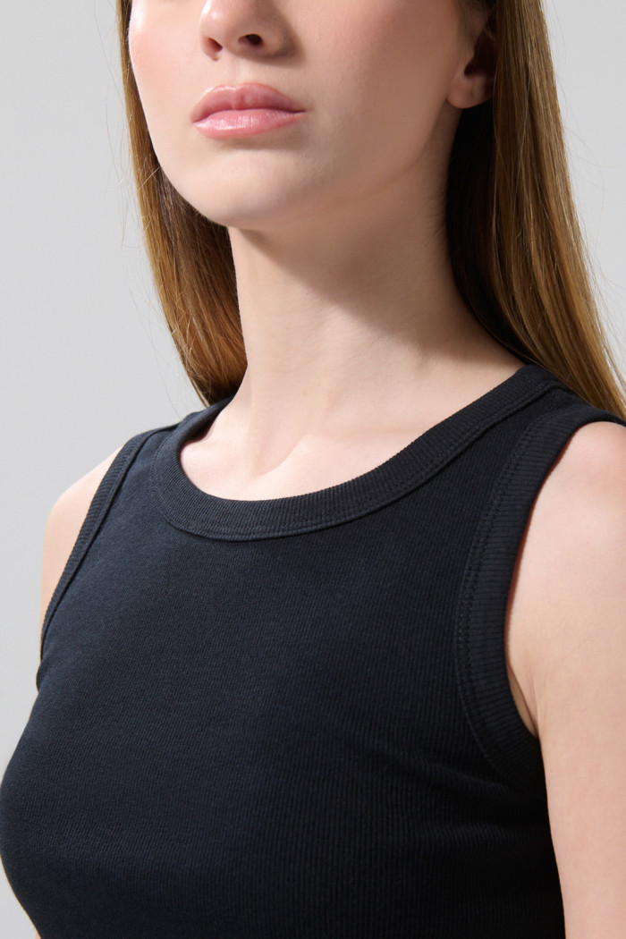 Camiseta acanalada unicolor ajustada con manga sisa