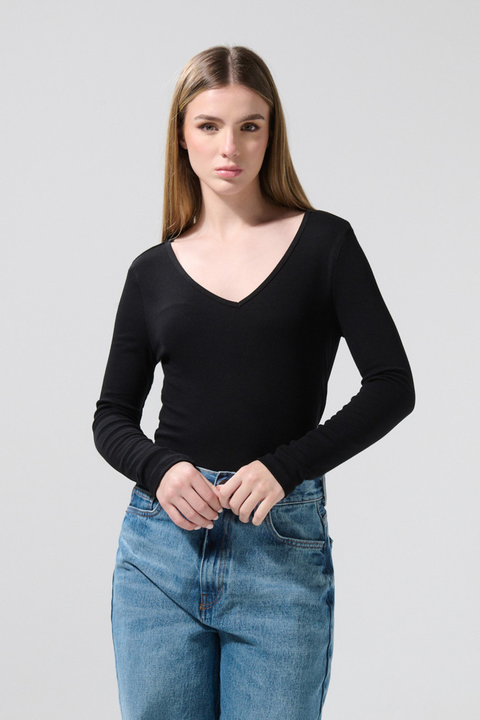 Camiseta manga larga unicolor acanalada con cuello V