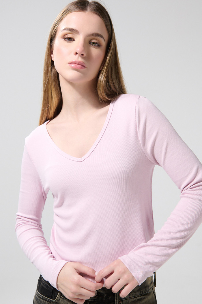 Camiseta manga larga unicolor acanalada con cuello V