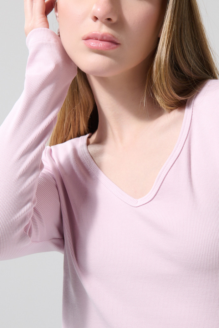 Camiseta manga larga unicolor acanalada con cuello V