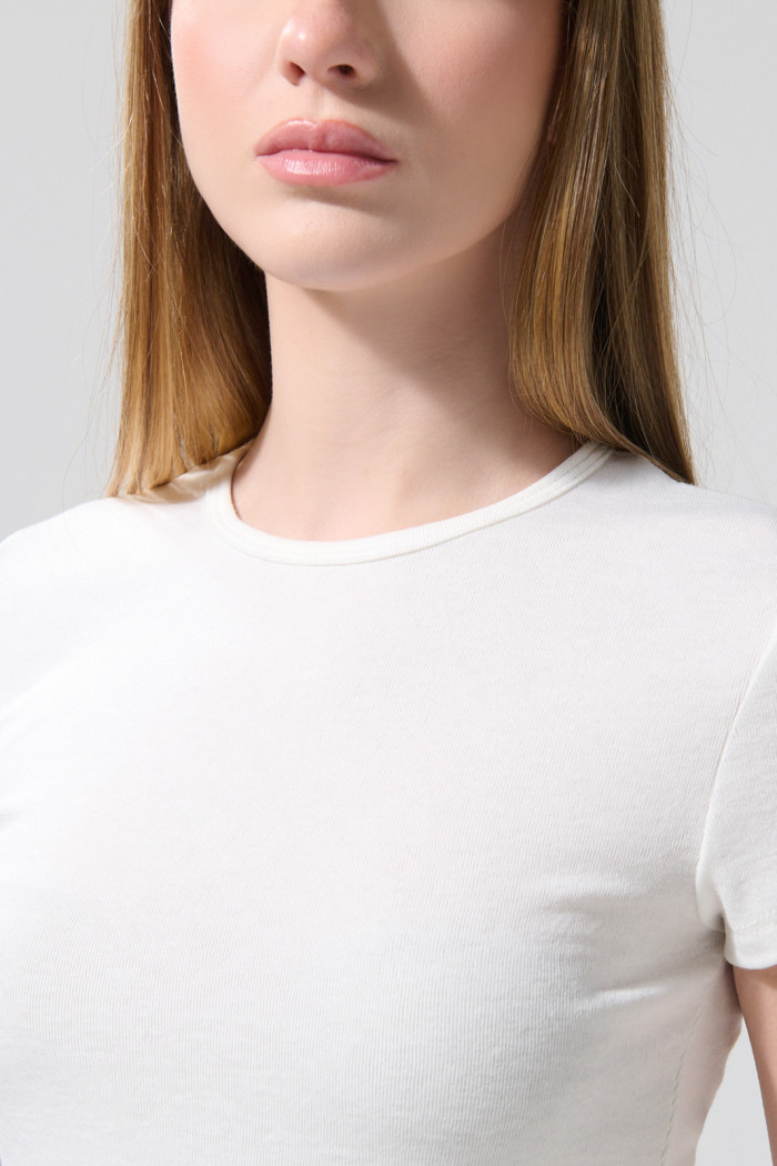 Camiseta en rib ajustada con manga corta unicolor