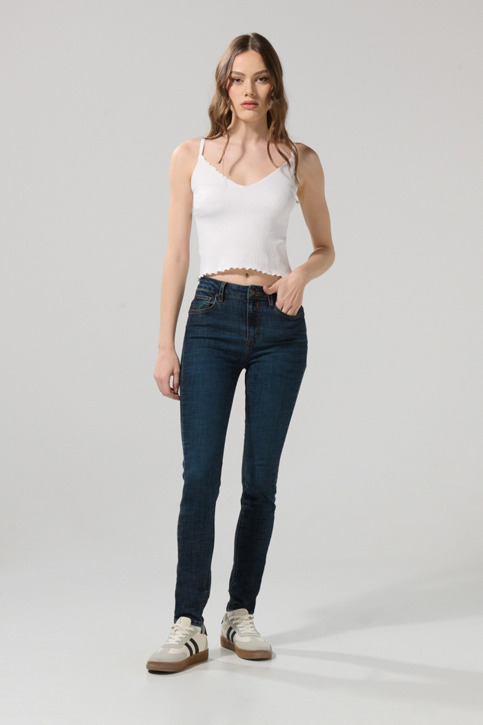 Jean azul oscuro push up tiro alto con realce posterior