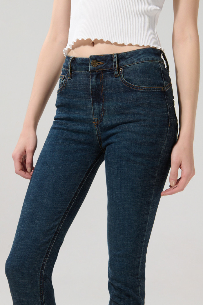 Jean azul oscuro push up tiro alto con realce posterior