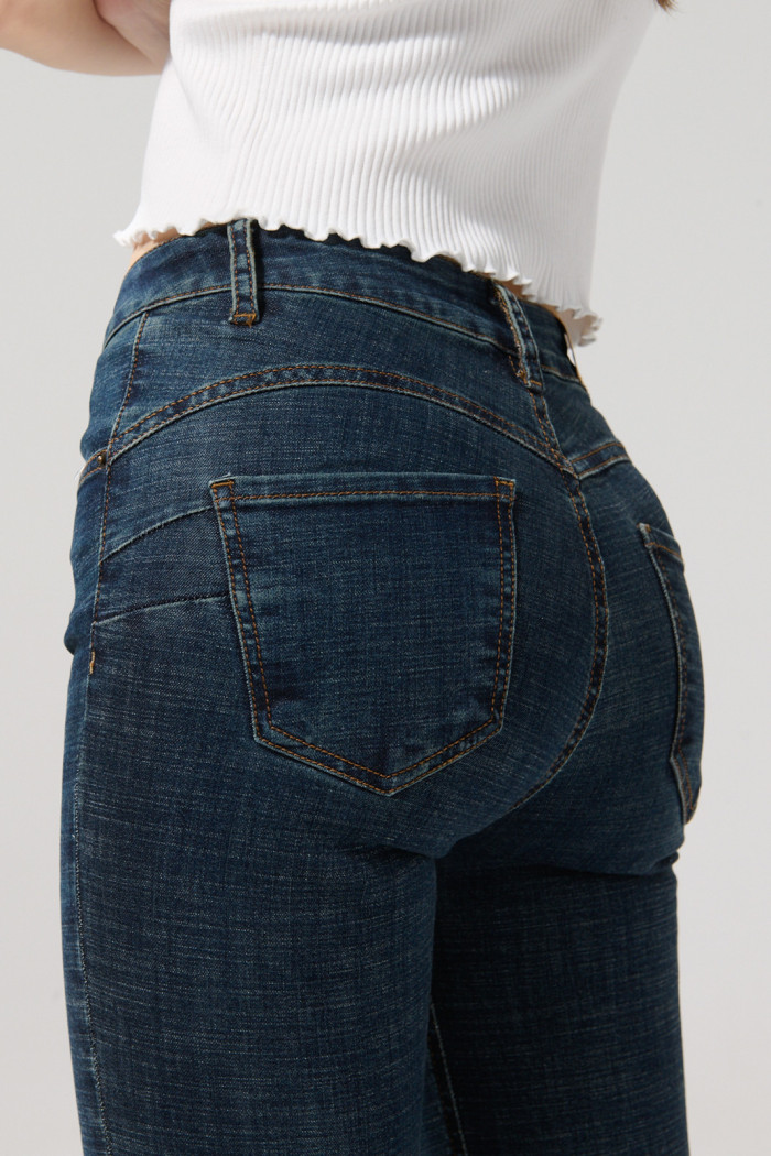 Jean azul oscuro push up tiro alto con realce posterior