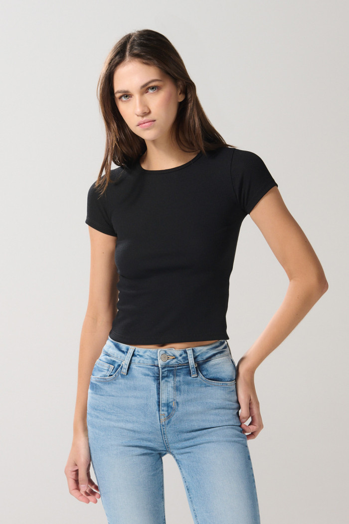 Camiseta unicolor en rib con manga corta y texturas