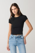 Camiseta unicolor en rib con manga corta y texturas
