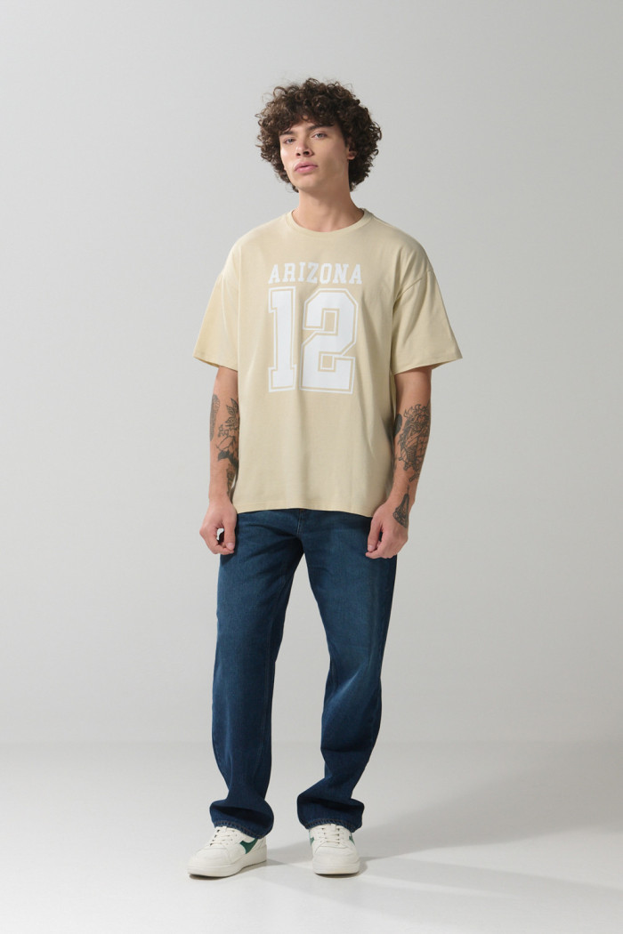 Camiseta unicolor con diseño college y manga corta oversize