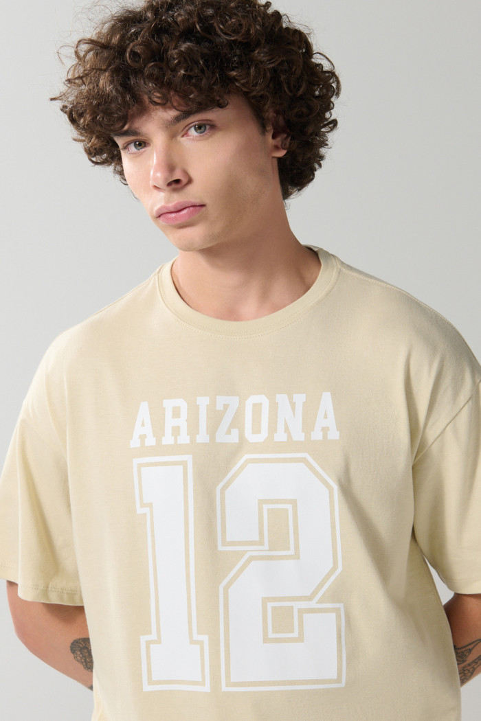 Camiseta unicolor con diseño college y manga corta oversize