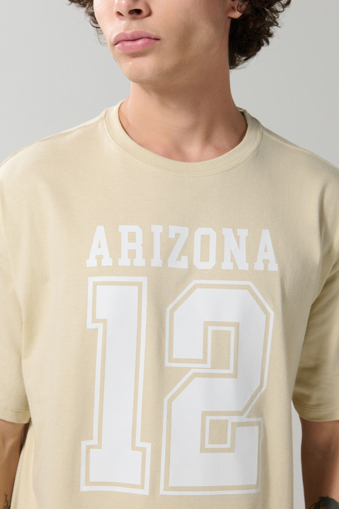 Camiseta unicolor con diseño college y manga corta oversize