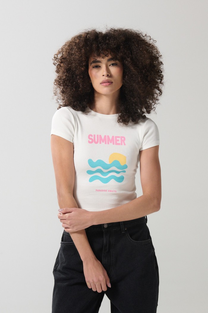Camiseta unicolor cuello redondo con texto en frente