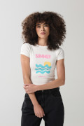 Camiseta unicolor cuello redondo con texto en frente