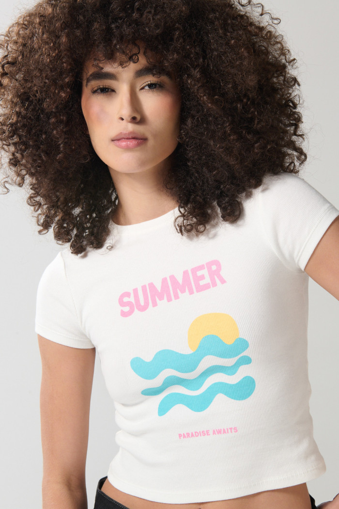 Camiseta unicolor cuello redondo con texto en frente