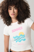 Camiseta unicolor cuello redondo con texto en frente