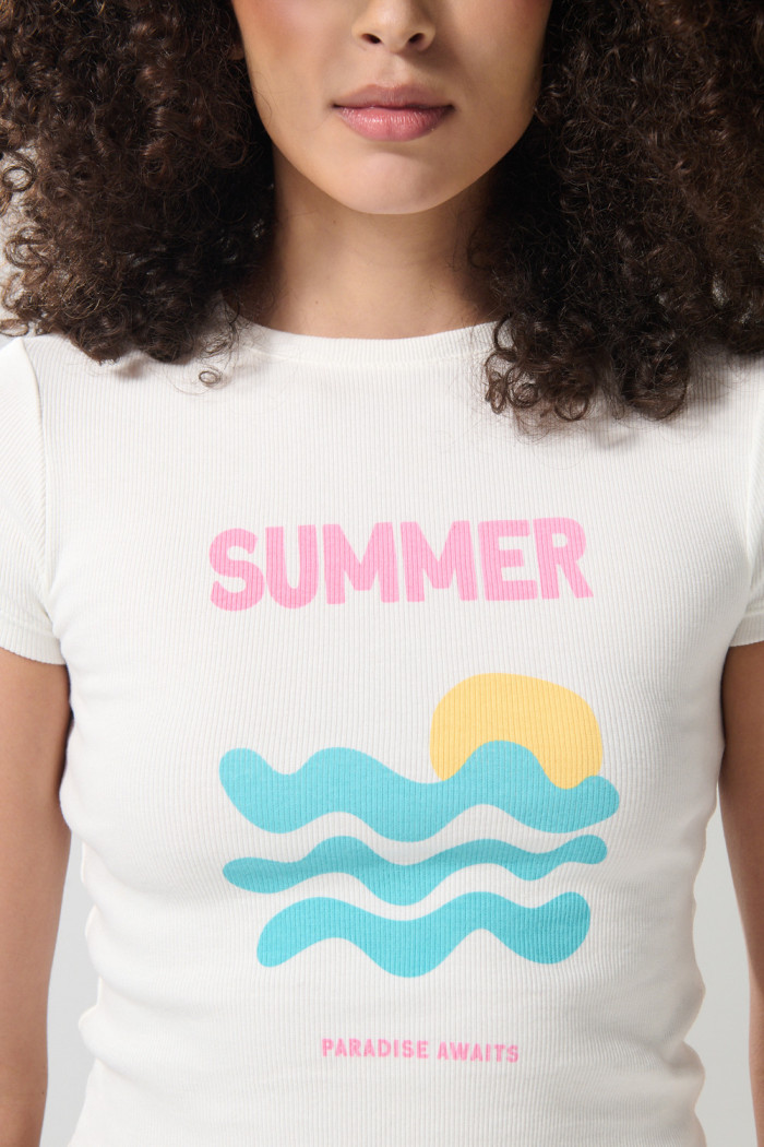 Camiseta unicolor cuello redondo con texto en frente